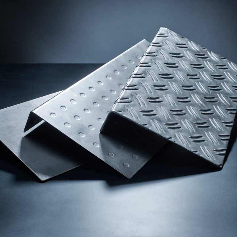 Blechbearbeitung und Metallzuschnitte Gestapelte Metall-Riffelbleche für professionelle Blechverarbeitung