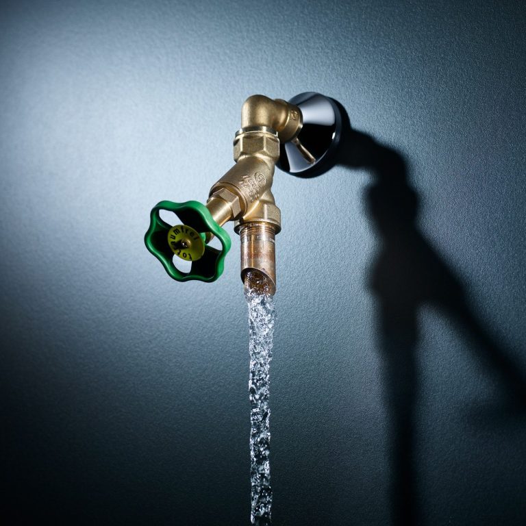 Sanitärtechnik und Wasserinstallationen Offener Wasserhahn mit fließendem Wasser als Zeichen für Sanitärtechnik